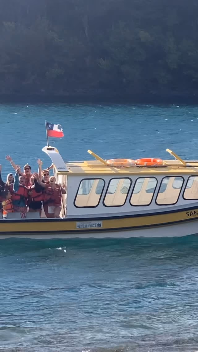 Clientes saludando desde la lancha en el lago.